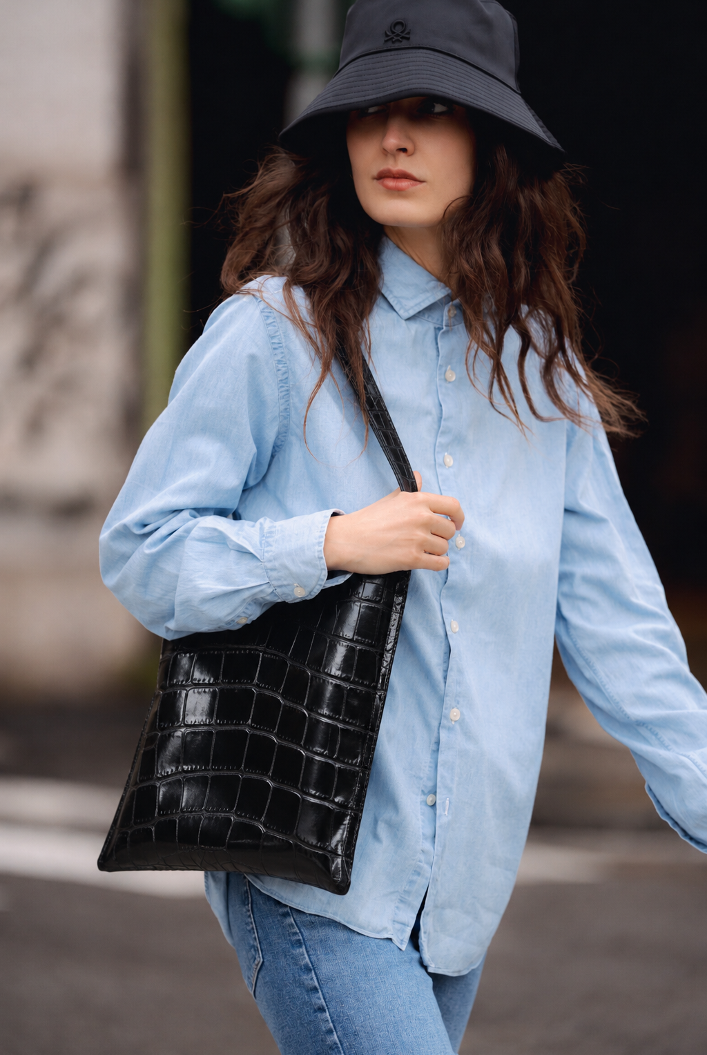 Lea Bag Maxi Cocco Black indossata a spalla, borsa in pelle stampa cocco nera Amimi Milano