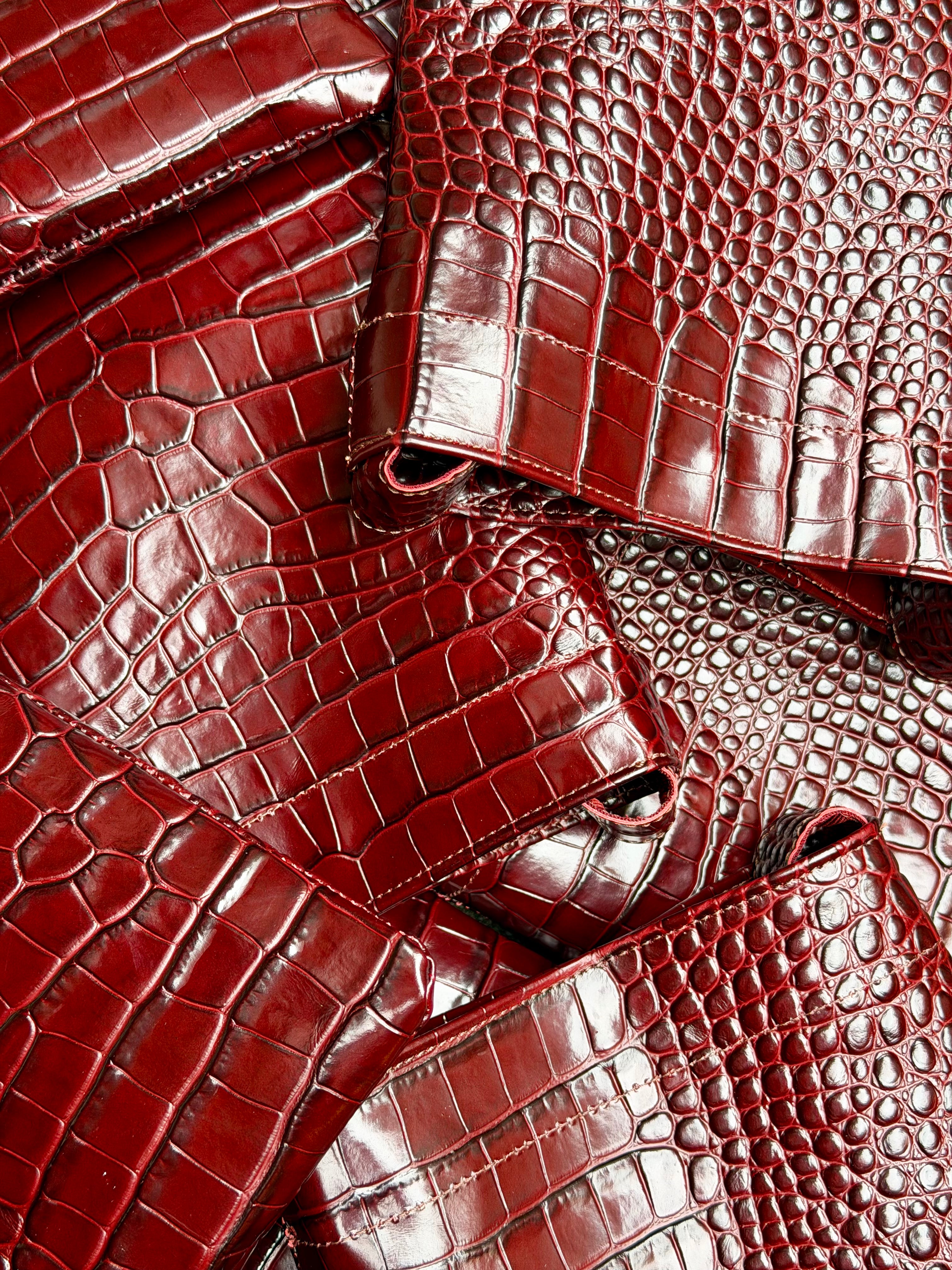Dettaglio della pelle stampa cocco bordeaux della Lea Bag Cocco Burgundy Amimì Milano