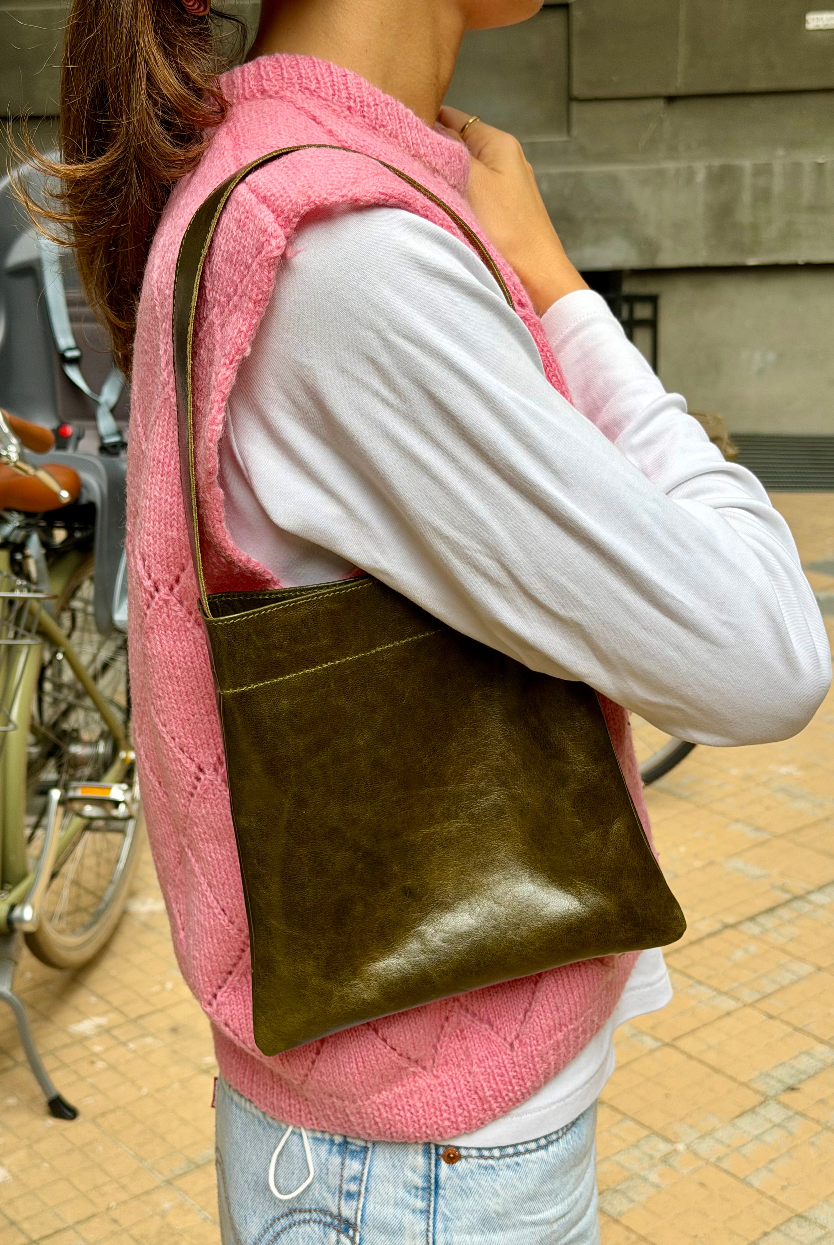 Lea Bag Military Green indossata a spalla, borsa in pelle verde militare Amimì Milano