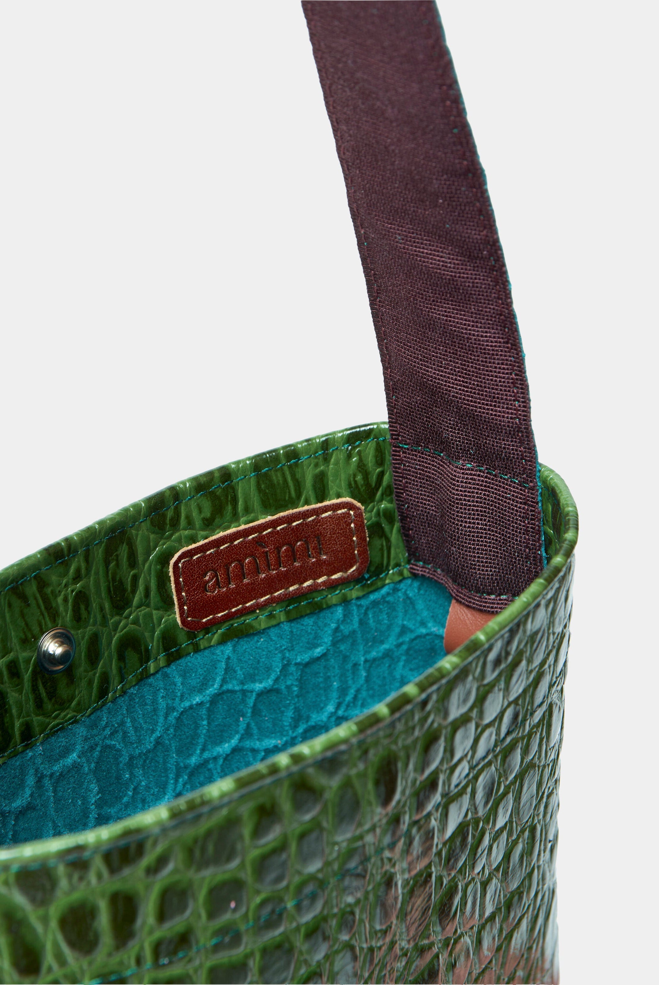 Lea Bag Cocco Green dettaglio interno fodera azzurra e logo Amimi