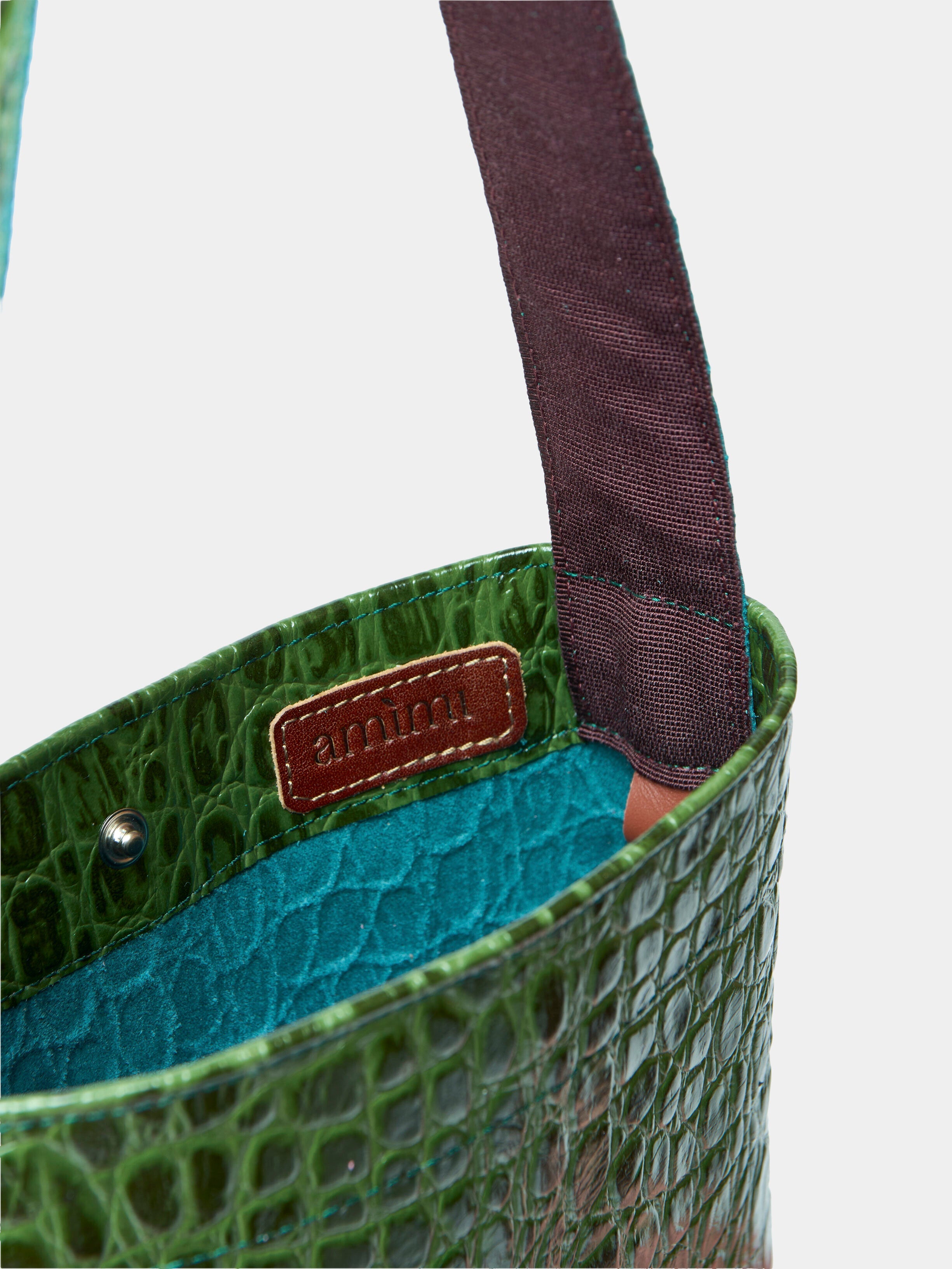 Lea Bag Cocco Green dettaglio interno fodera azzurra e logo Amimi