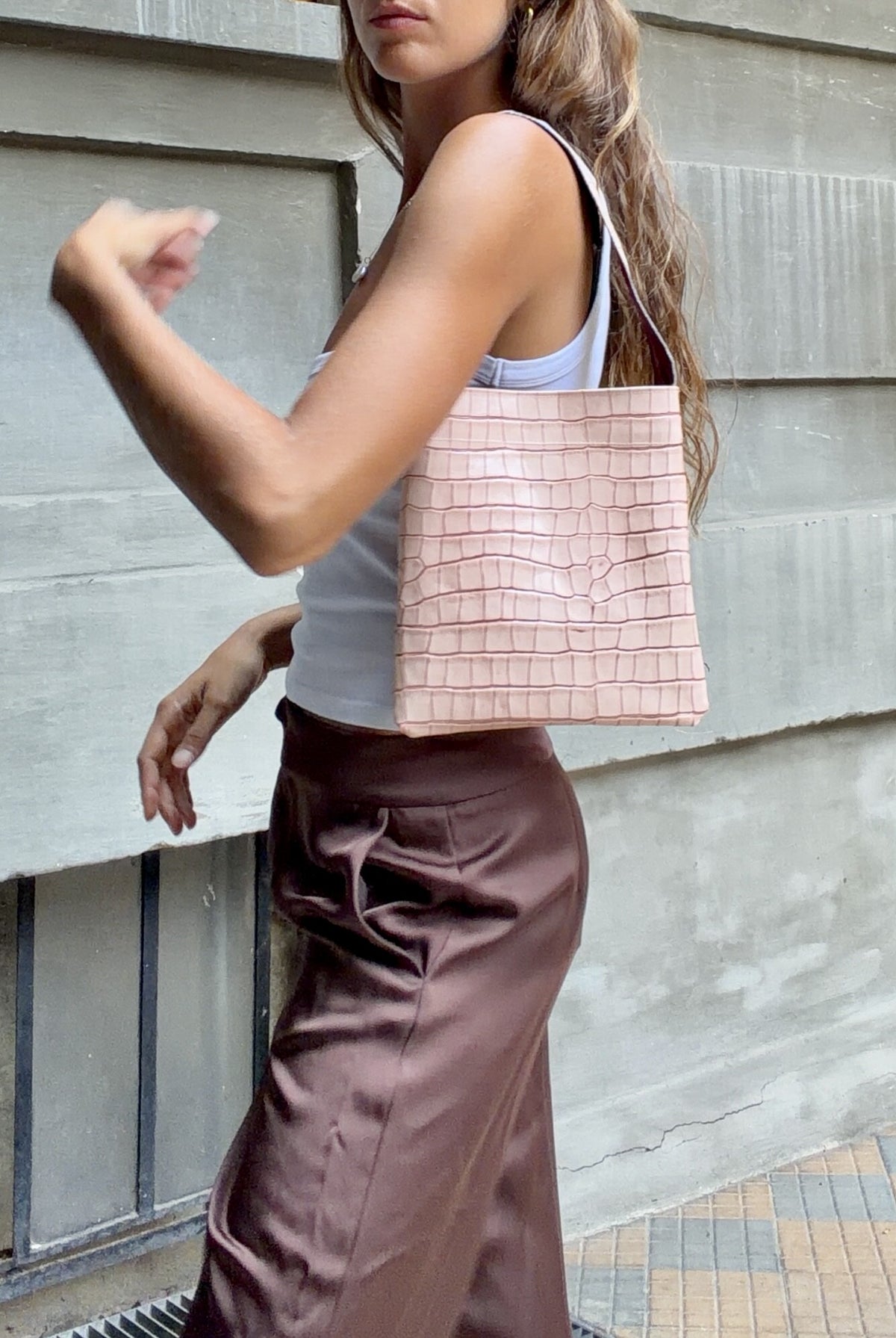 Lea Bag Cocco Sand Coral borsa in pelle stampa cocco indossata Amimi Milano