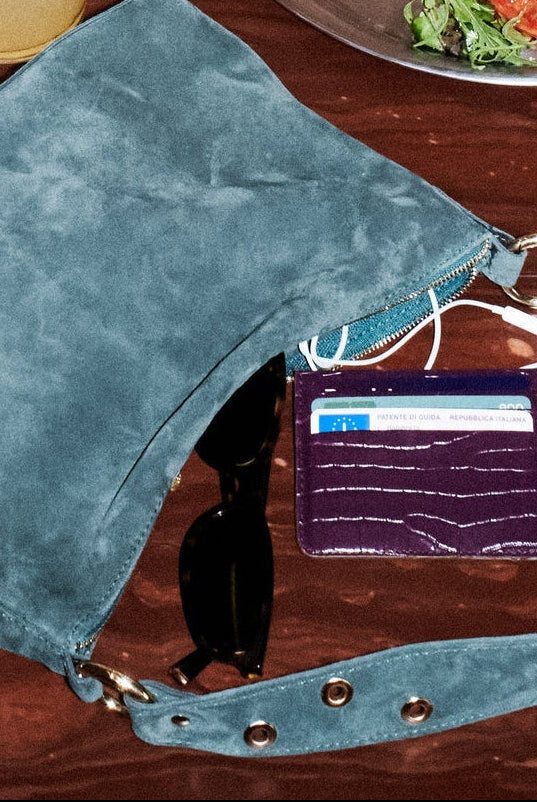 Sophie Bag Suede Green borsa a tracolla in suede indossata Amimi Milano