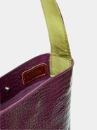 Lea Bag Cocco Purple dettaglio interno con tracolla verde e logo Amimi