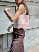 Lea Bag Cocco Sand Coral borsa in pelle stampa cocco indossata Amimi Milano