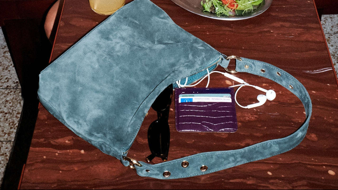 Sophie Bag Suede Green borsa a tracolla in suede indossata Amimi Milano