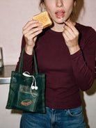 Galiano Toast Bag Green mini tote in organza verde indossata Amimì Milano